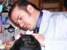 Diş hekimi Murat Özkaya, diş çürükleriyle mücadelede düzenli hekim kortrolüne gitmenin ve günde 2 kez dişleri fırçalamanın oldukça önemli olduğunu söyledi. - h