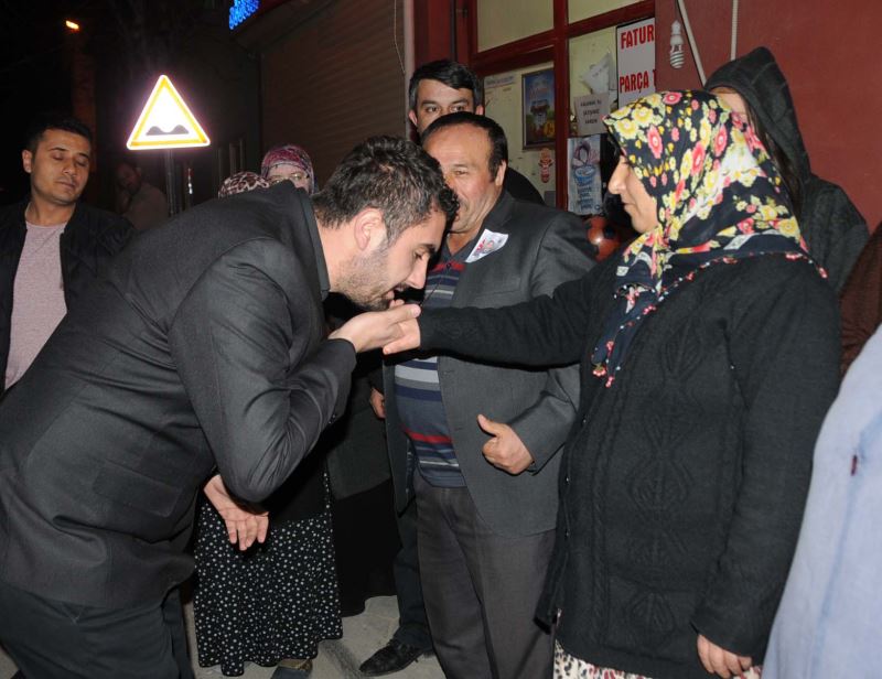Şehit uzman çavuşun baba evi önünde saygı duruşu YENİ ASYA
