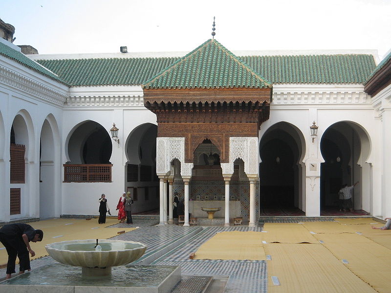 859 yılında Fatıma El-Fihri’nin kurduğu diploma veren ilk üniversite olan ve hala İslami ilimlerde eğitim veren Karaviyyin Üniversitesidir.