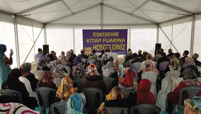 Fuarda Tatil Kitaplarına Büyük İlgi Fuarda Tatil Kitaplarına Büyük İlgi