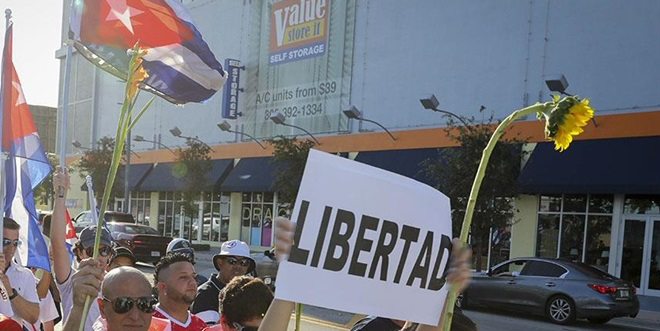 Küba vatandaşları, ABD'de Küba'yı protesto etti