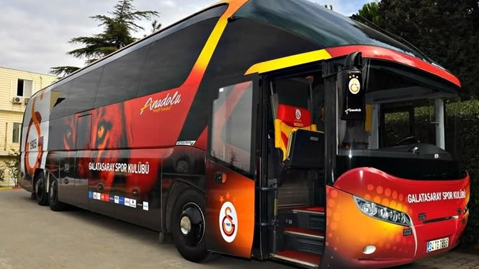 Galatasaray In Takim Otobusu Taslandi Yeni Asya