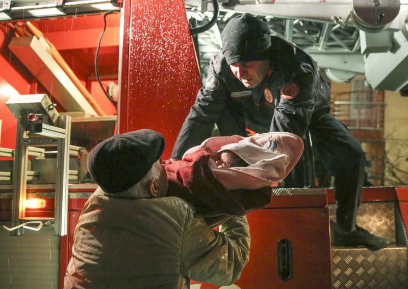 Yangında mahsur kalan bebek itfaiye ekiplerince kurtarıldı