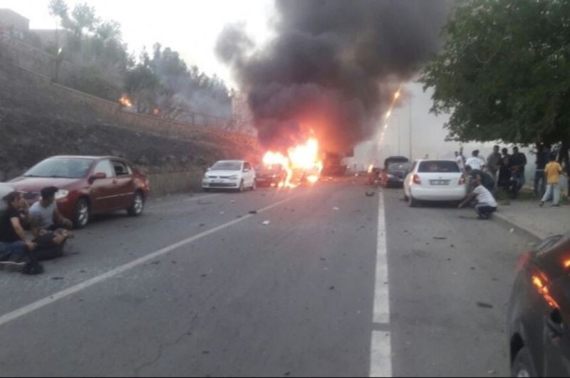 Diyarbakır�da bombalı saldırı YENİ ASYA