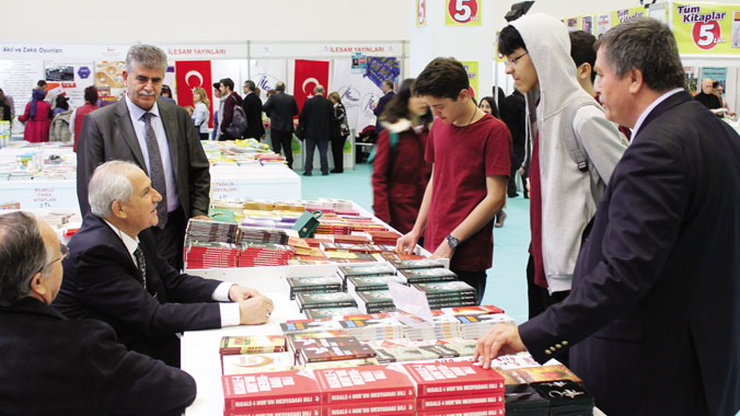 Yazarlarımız okurlarıyla buluşuyor - YENİ ASYA