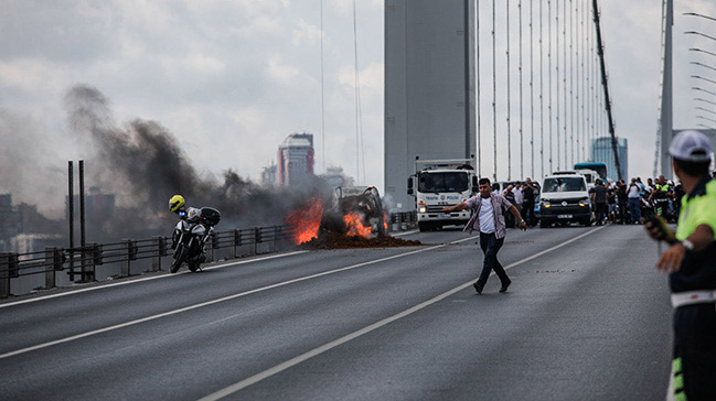 15 Temmuz Åehitler KÃ¶prÃ¼sÃ¼ Ã¼zerinde bir araÃ§ta yangÄ±n Ã§Ä±ktÄ±. YangÄ±na mÃ¼dahale edilirken, kÃ¶prÃ¼ tek taraflÄ± trafiÄe kapatÄ±ldÄ±. ile ilgili gÃ¶rsel sonucu