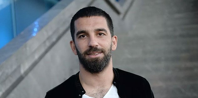 Hősünk csalódottságában olyan részegre issza magát, hogy európai levelezőtársát. Arda Turan ortada kaldı - YENİ ASYA
