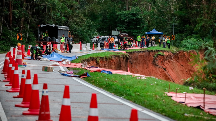 Malezya'da toprak kaymasında 23 kişi öldü, 10 kişiden haber alınamıyor