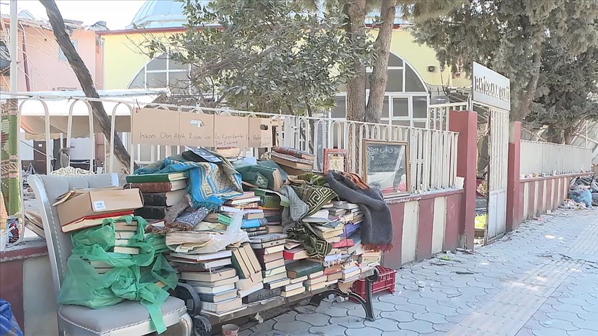 Diyanet, depremzedelere Kuran-ı Kerim ve çocuklara Dini bilgiler ve ...