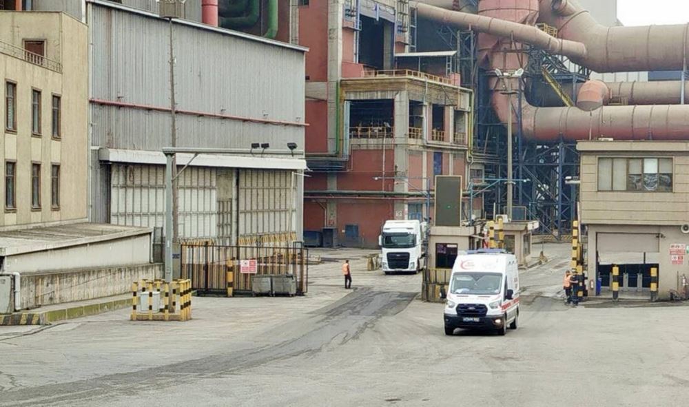 Yüksekten düşen 4 işçiden 3'ü öldü